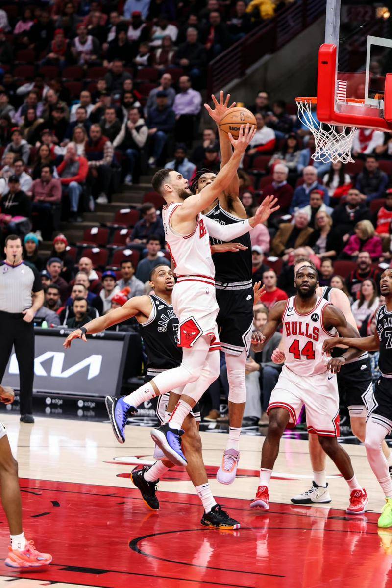 篮网鏖战深圳队，欧文统治全场