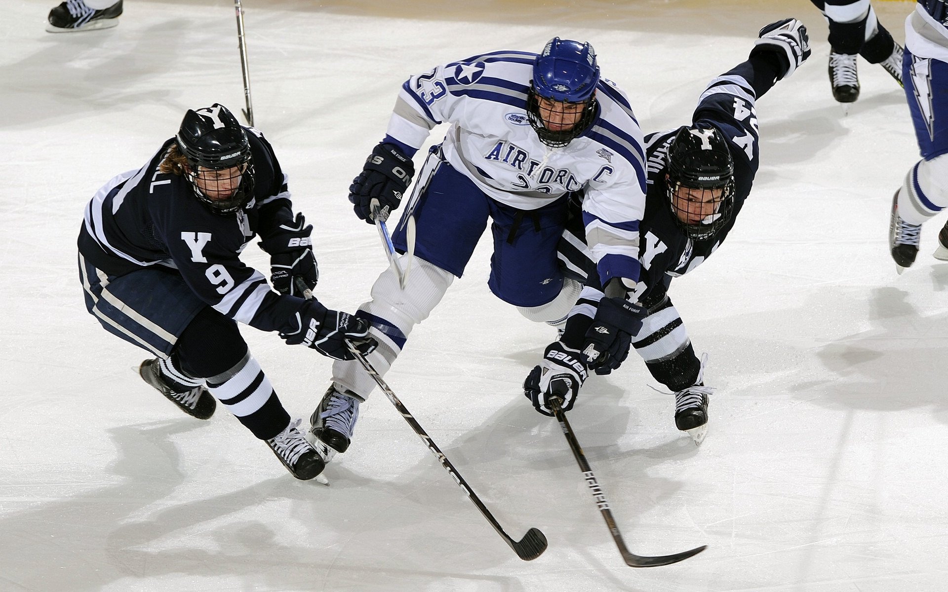 西甲国家德比焦点战,巴萨黄蜂式闪电战击溃皇马火箭攻势