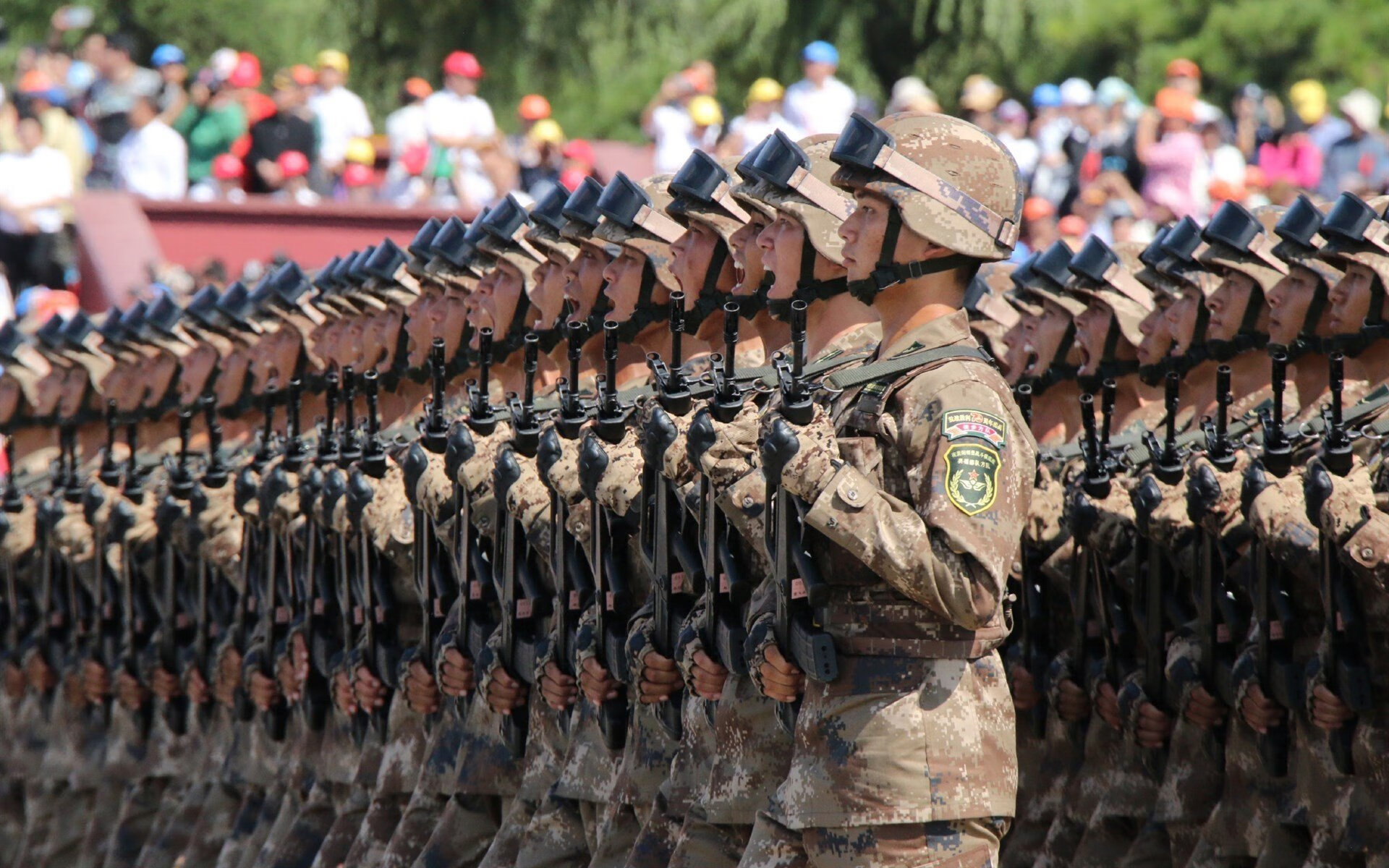 当轮胎在阿布扎比赛道锁死，篮球在锡安手中扣碎物理定律